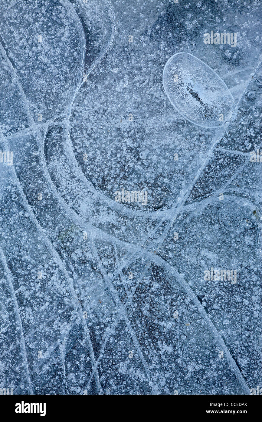 Dans les modèles de glace le long de la rive du lac Tekapo congelé en Nouvelle Zélande Banque D'Images