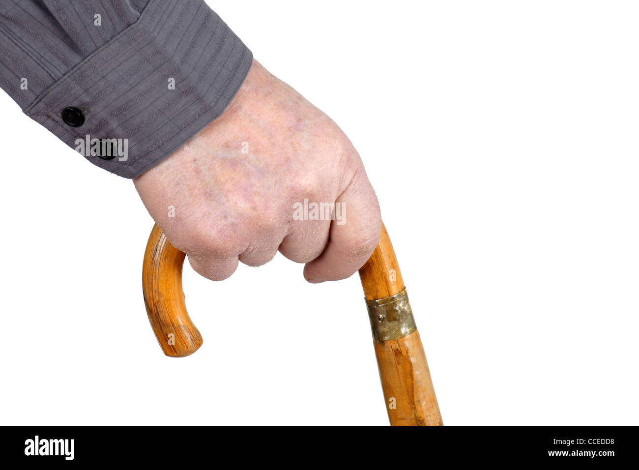 La haute main de l'homme hording une vieille canne en bois à l'appui de lui-même pendant qu'il marche, de grands détails. Banque D'Images