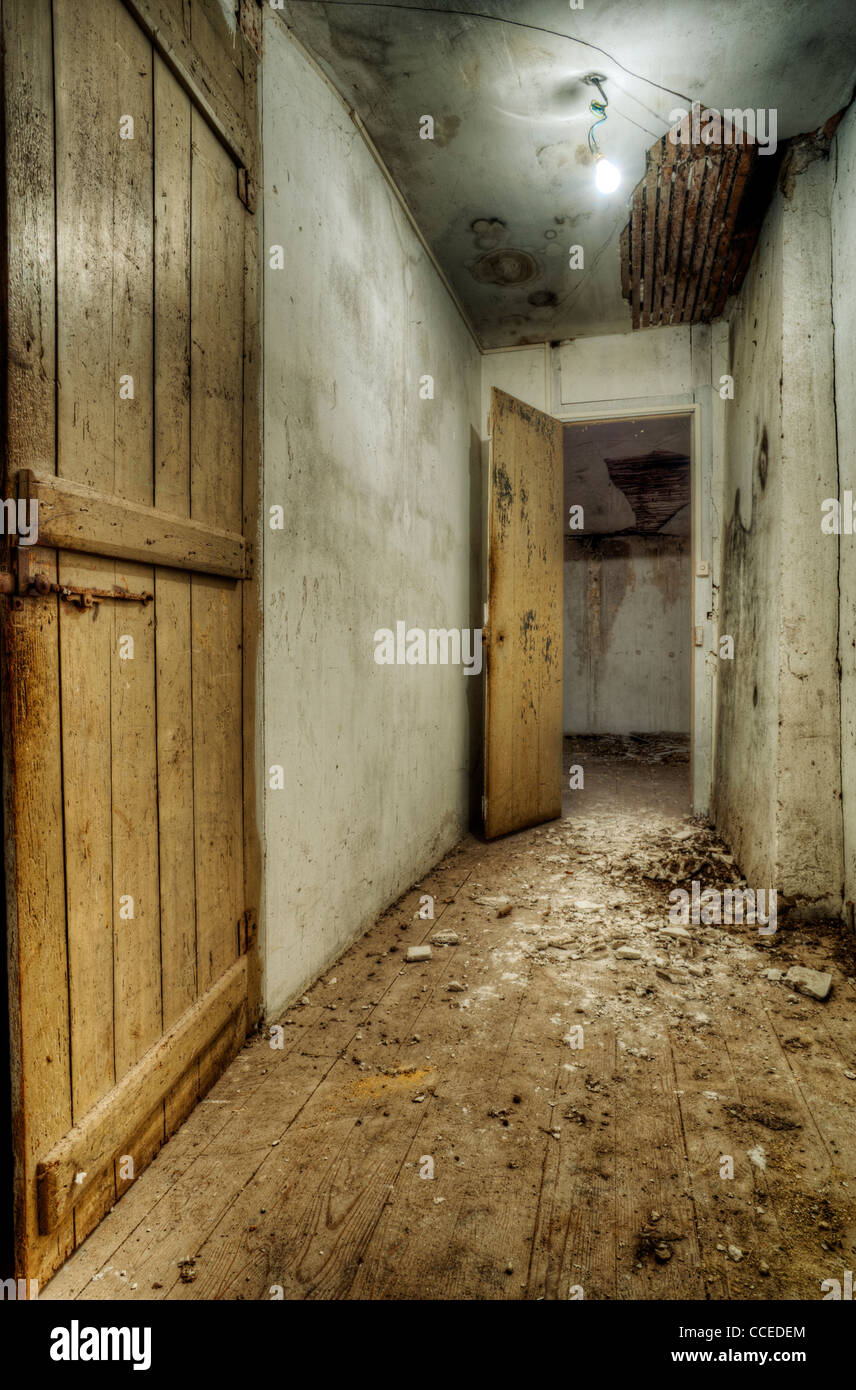 Corridor dans maison abandonnée Banque D'Images Corridor dans maison abandonnée Banque D'Images