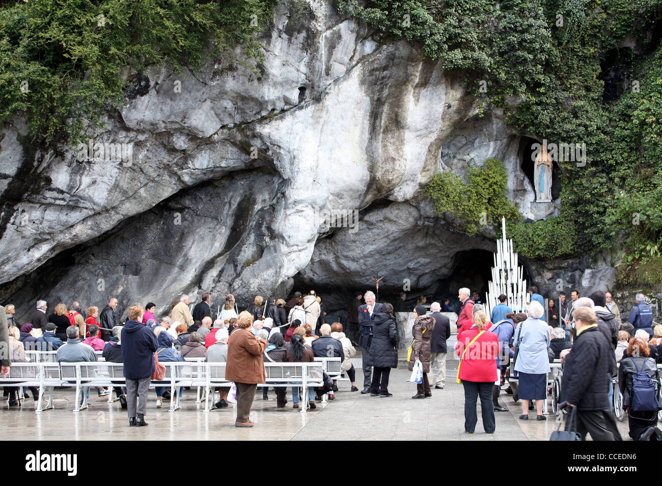 grotte-massabielle-banque-de-photographies-et-d-images-haute