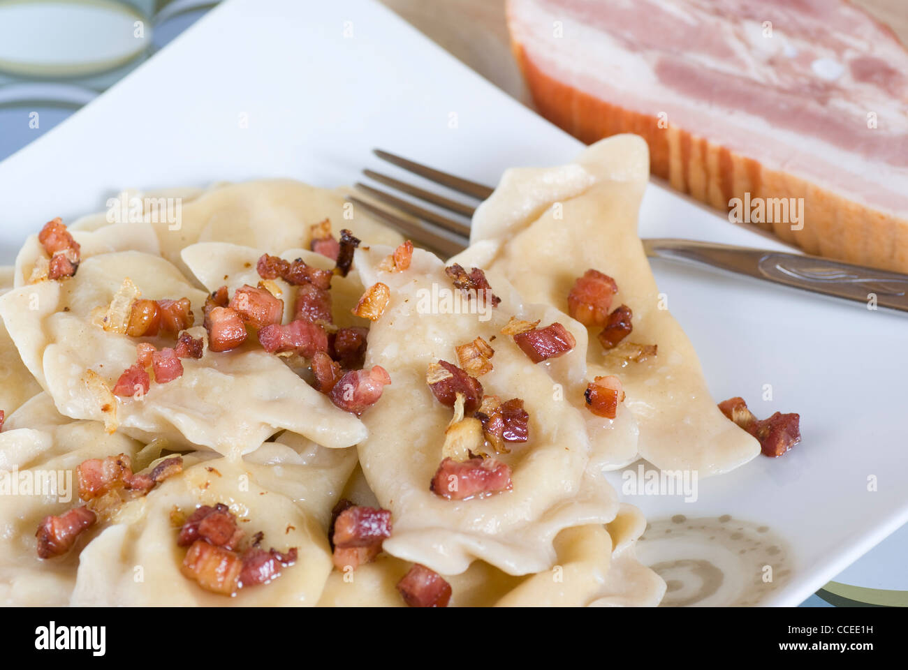 Boulettes de fromage et de pommes de terre remplis ornés bacon Banque D'Images