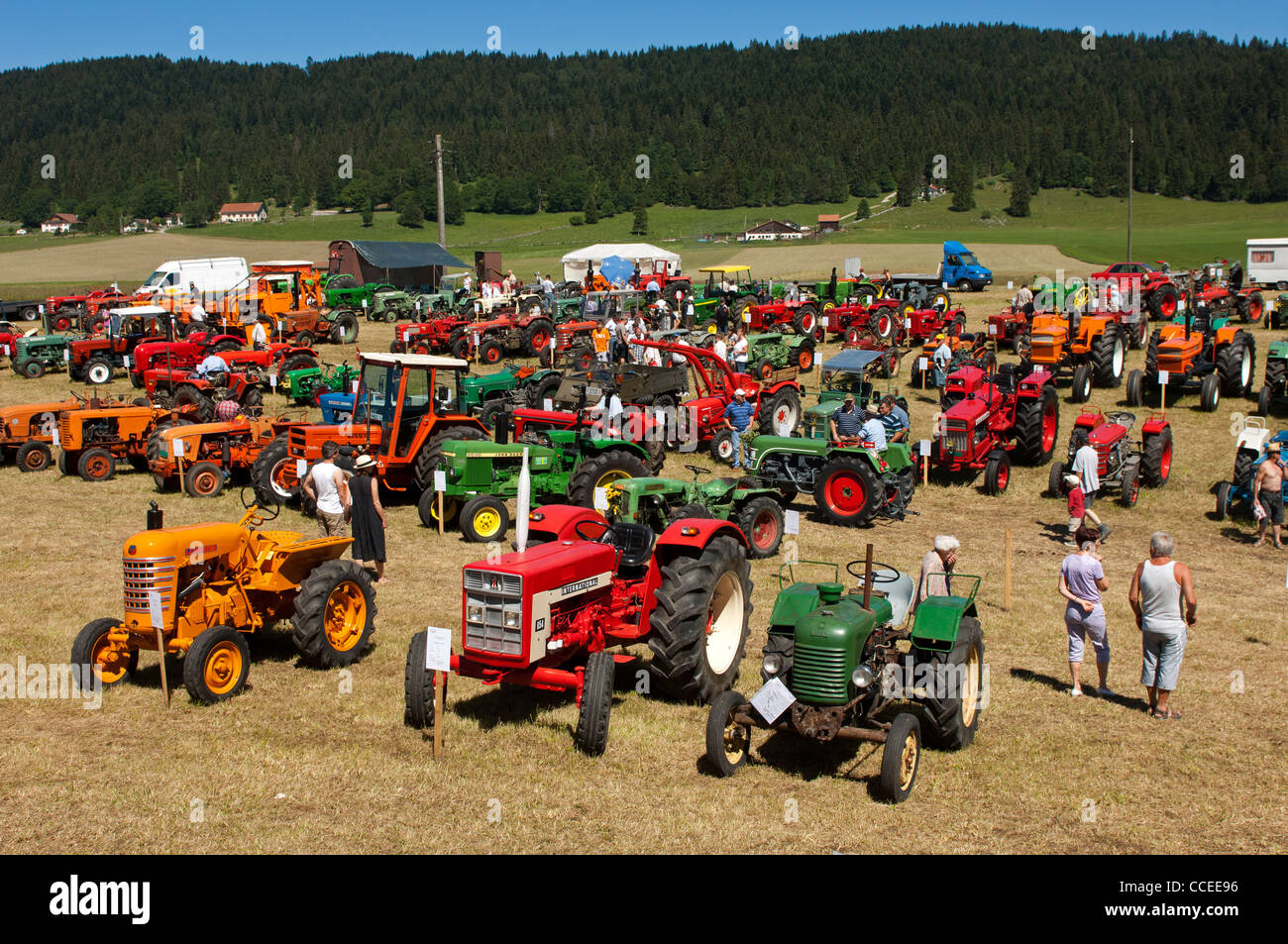 Exposition de tracteurs anciens et d'autres outils agricoles tractus Mania, La Brevine, Jura, Suisse Banque D'Images