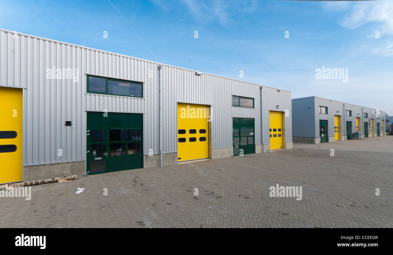 Entrepôt industriel avec portes à rouleaux jaune et vert Banque D'Images