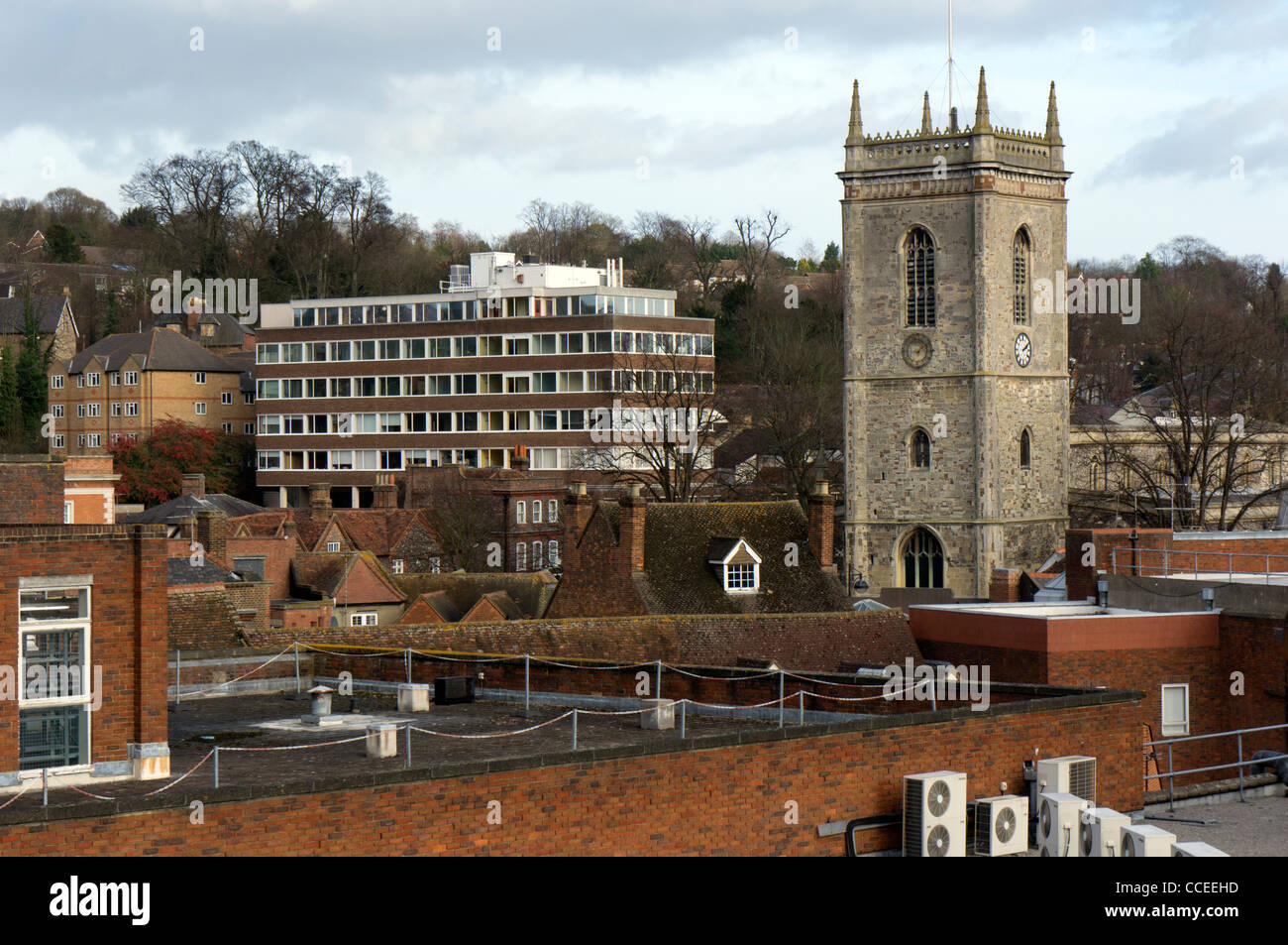 Vue aérienne de High Wycombe Town Center avec All Saints Church tower au loin. Banque D'Images