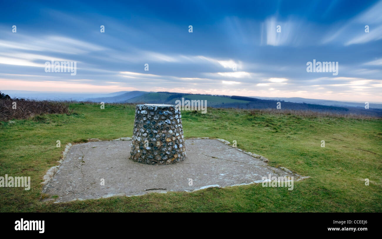 Socle de visualisation sur Beacon Hill, South downs way, près de South harting au lever du soleil en janvier Banque D'Images