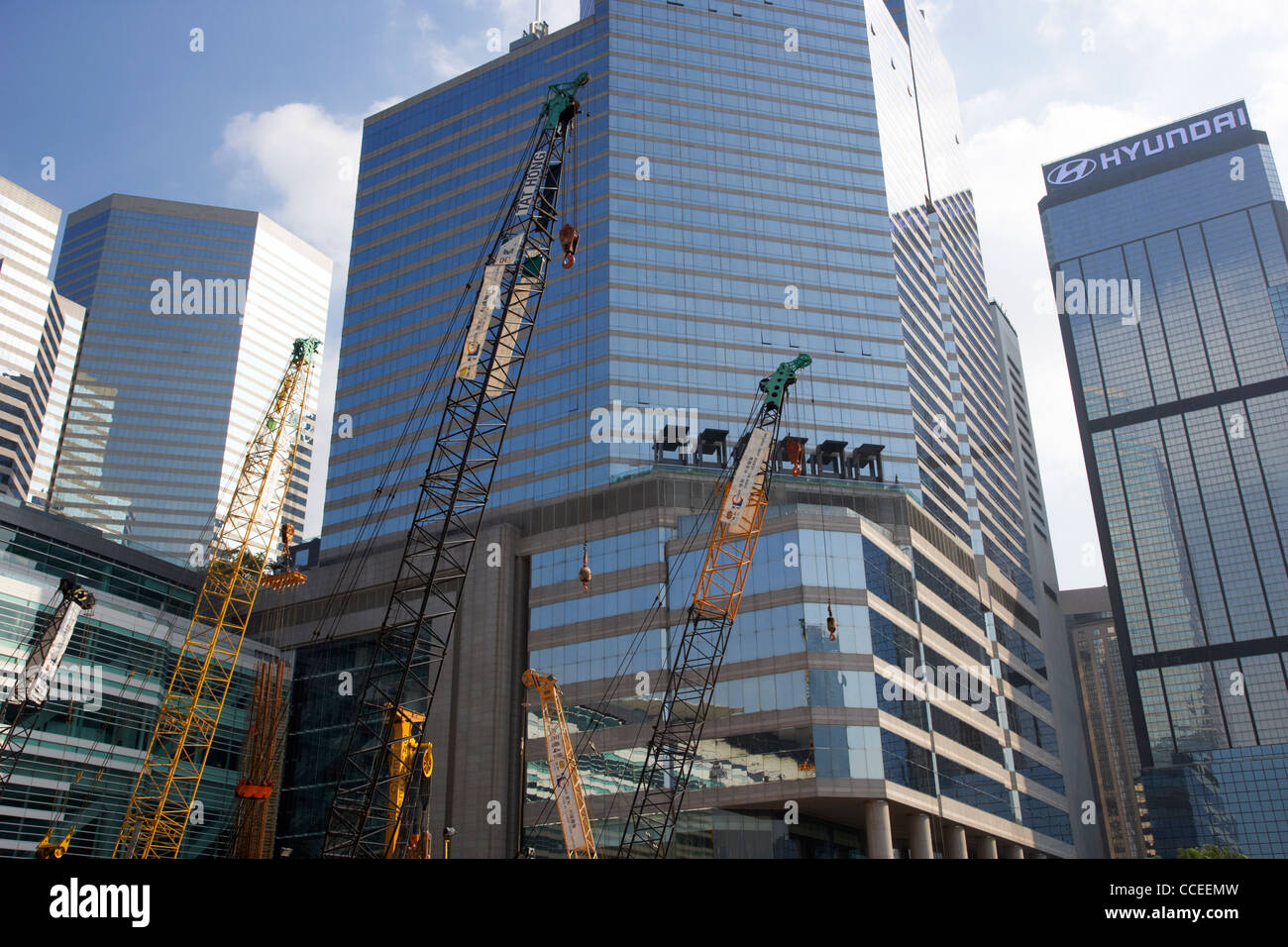 Les grues de construction contre les immeubles de bureaux modernes à Wan Chai hong kong Hong Kong Chine Asie Banque D'Images