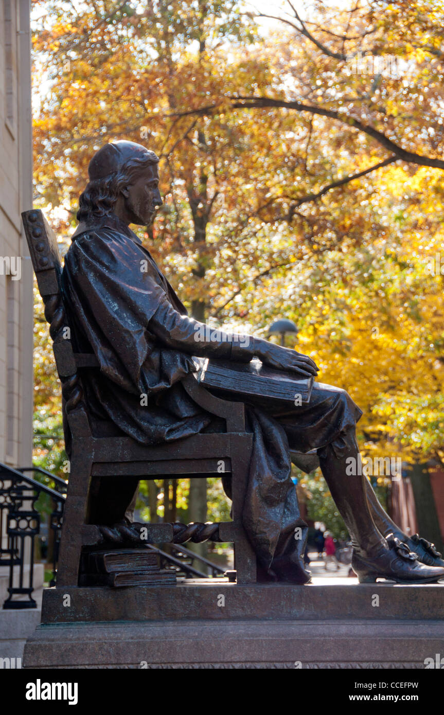La statue de John Harvard dans l'Université de Harvard Banque D'Images