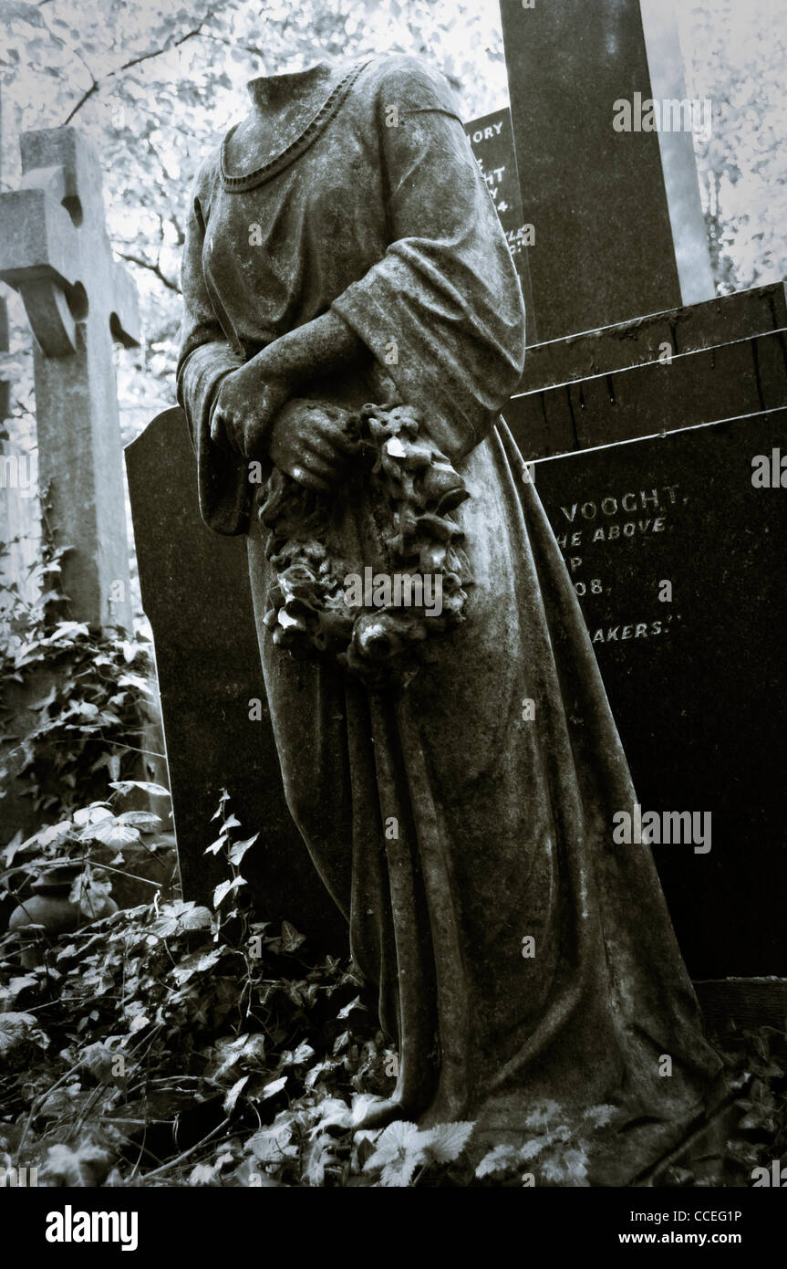Statue sans tête d'un ange en vert, Londres cimetière Abney Banque D'Images