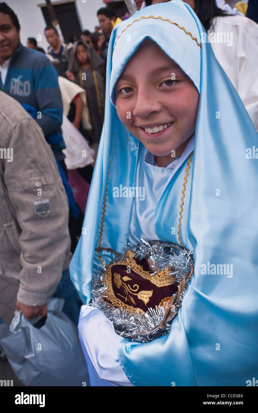 Un vieux de 12 à 13 ans fille équatorienne habillé comme la Vierge Marie dans la parade annuelle des enfants la veille de Noël à Quito. Banque D'Images