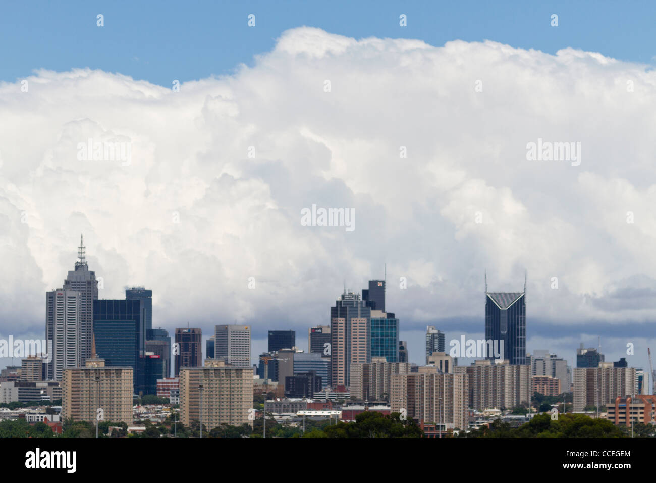Paysage urbain de Melbourne, Australie ; toits de ville avec volutes des nuages blancs et ciel bleu au-dessus et au-delà. Banque D'Images
