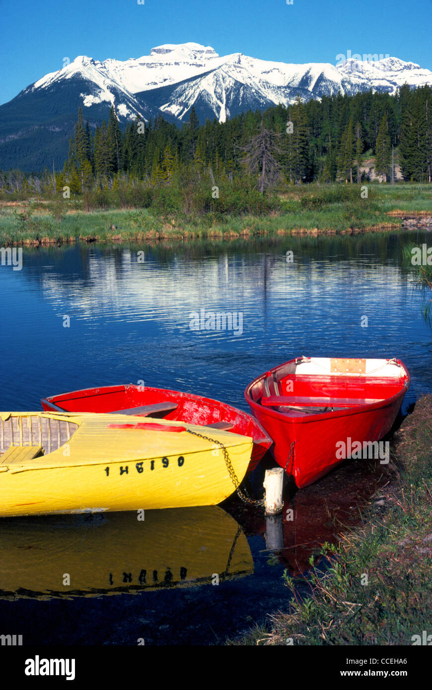 Chaloupes jaune et rouge reste dans l'un des lacs Vermilion au pied de Mt. Norquay dans les Rocheuses canadiennes dans le parc national de Banff, Alberta, Canada. Banque D'Images