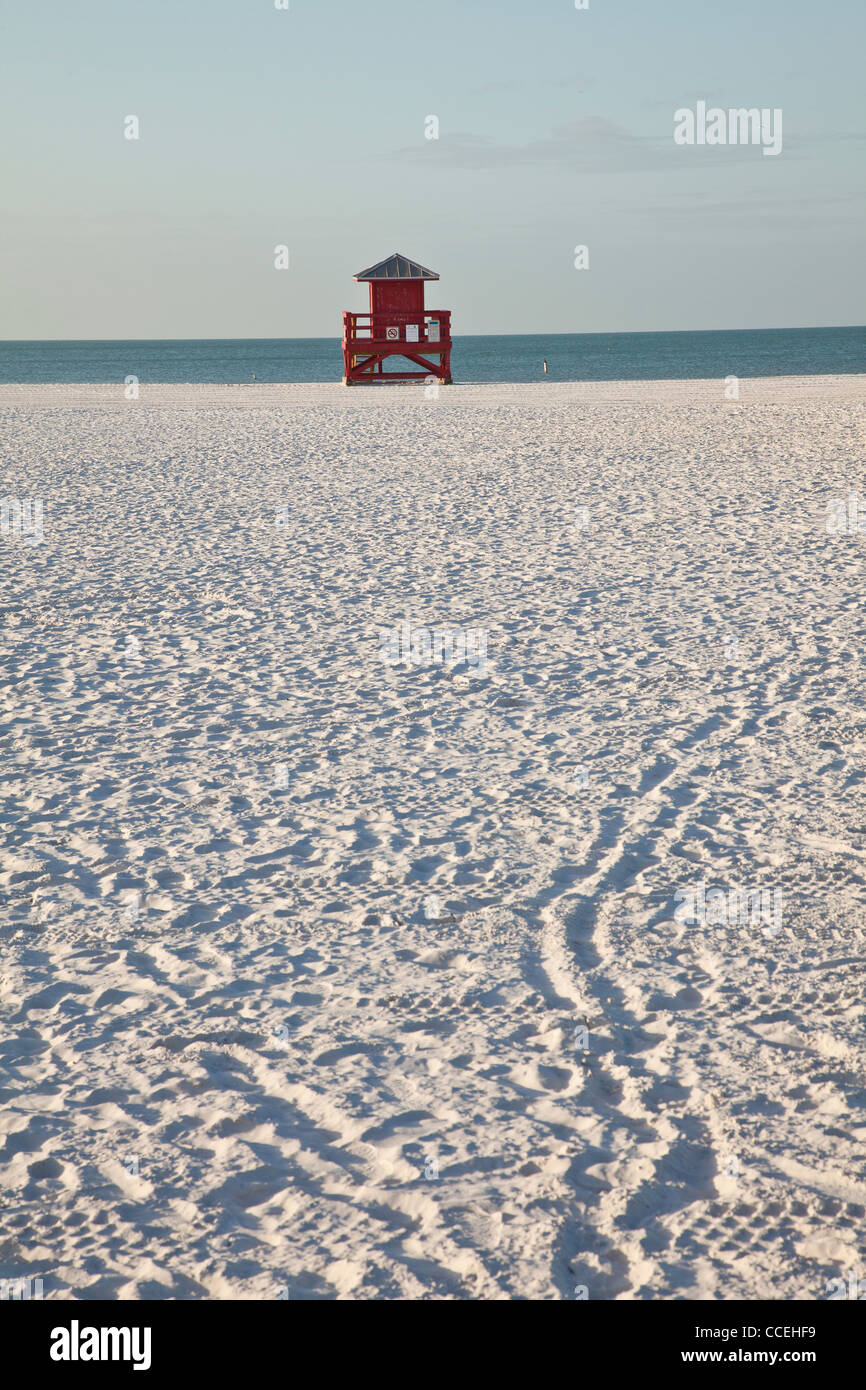 La station de sauvetage rouge sur le sable blanc de poudre célèbre Siesta Key Beach, Sarasota en Floride Banque D'Images