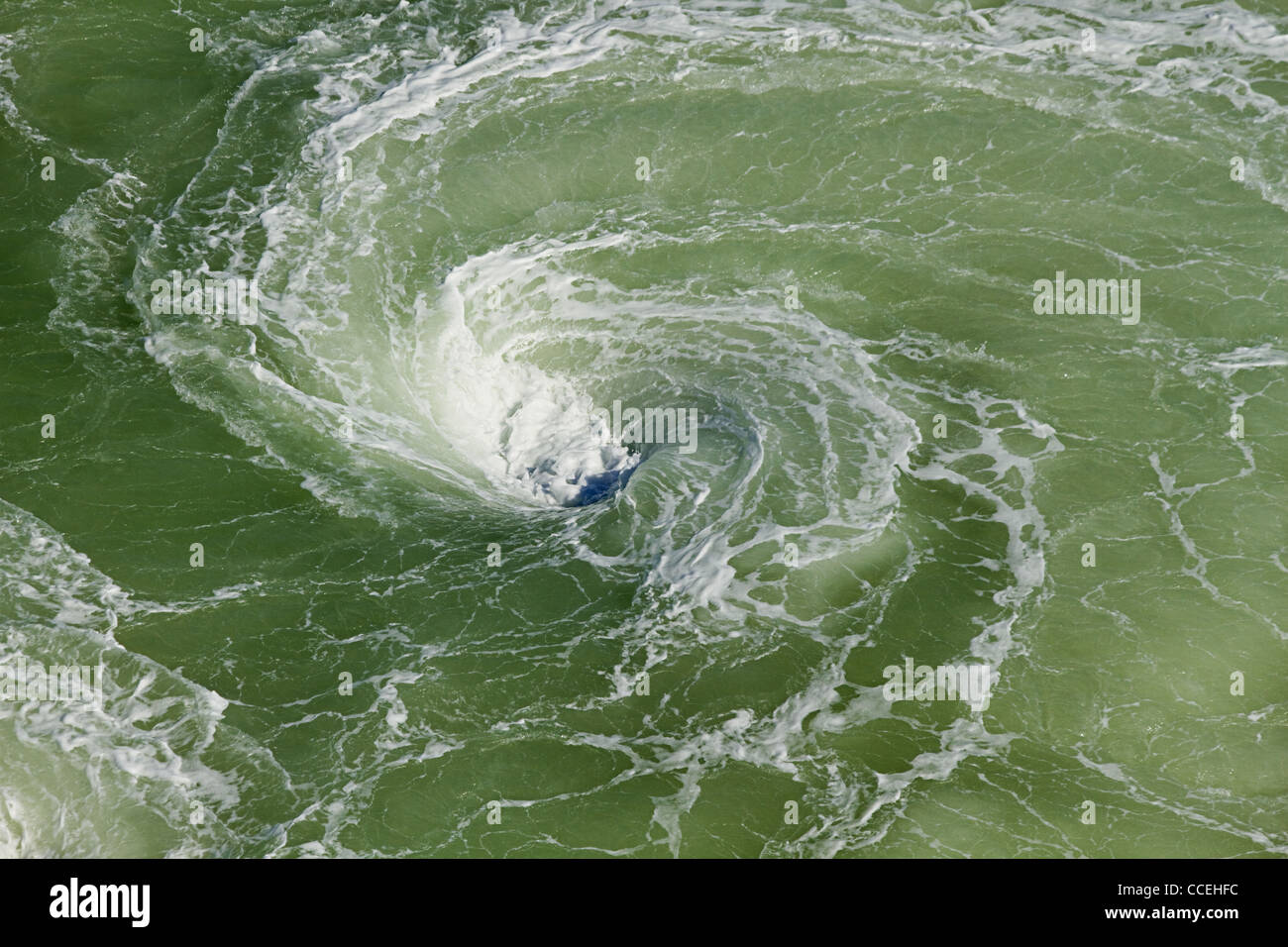Vortex ou bains à remous avec mousse dans la rivière en tournant ship donnant une couleur vert clair à l'eau Banque D'Images