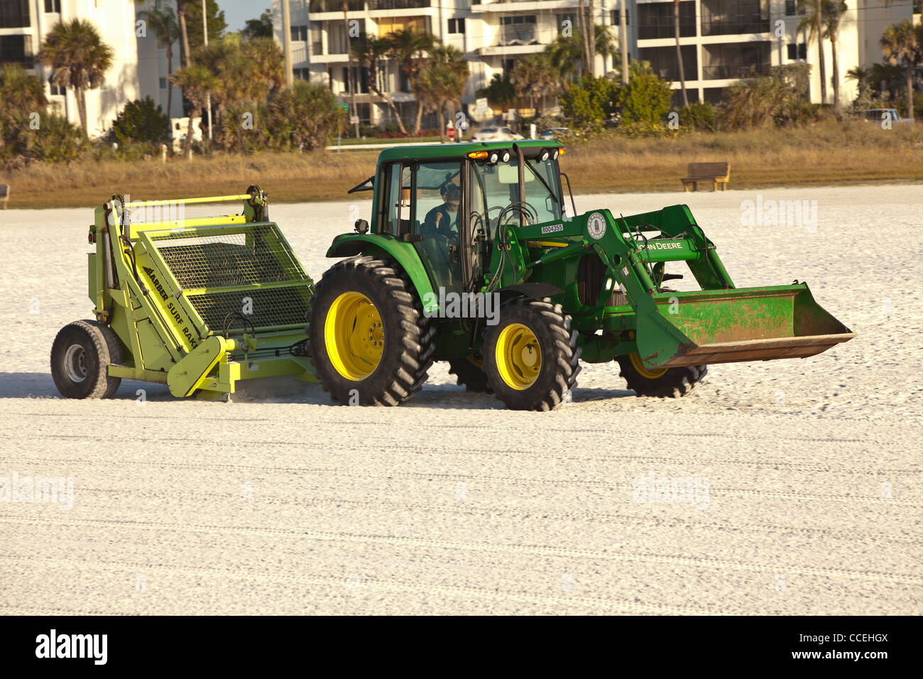 Le ratissage du sable machine nettoie le sable blanc de poudre célèbre Siesta Key Beach, Sarasota en Floride Banque D'Images