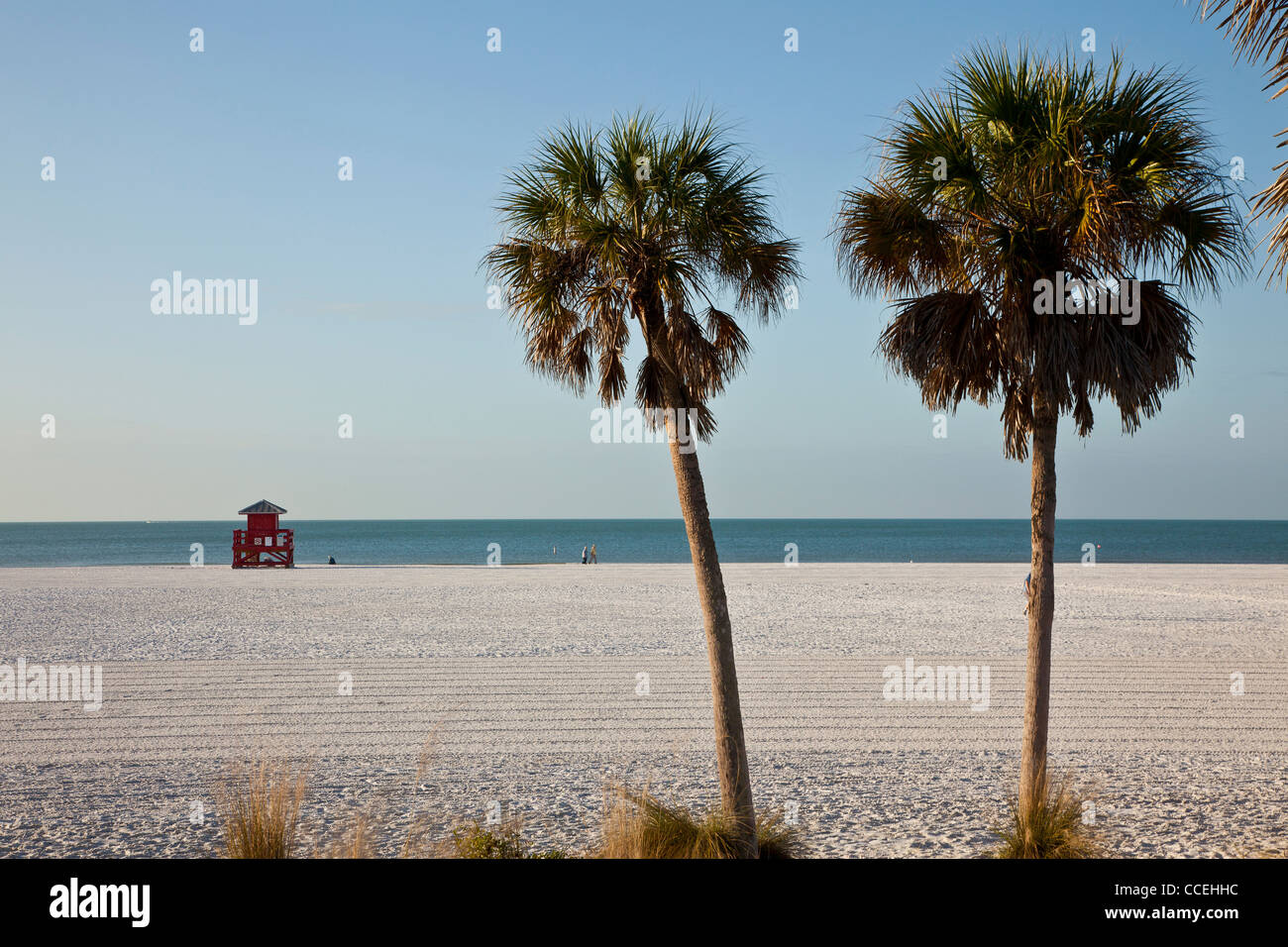 La station de sauvetage rouge sur le sable blanc de poudre célèbre Siesta Key Beach, Sarasota en Floride Banque D'Images