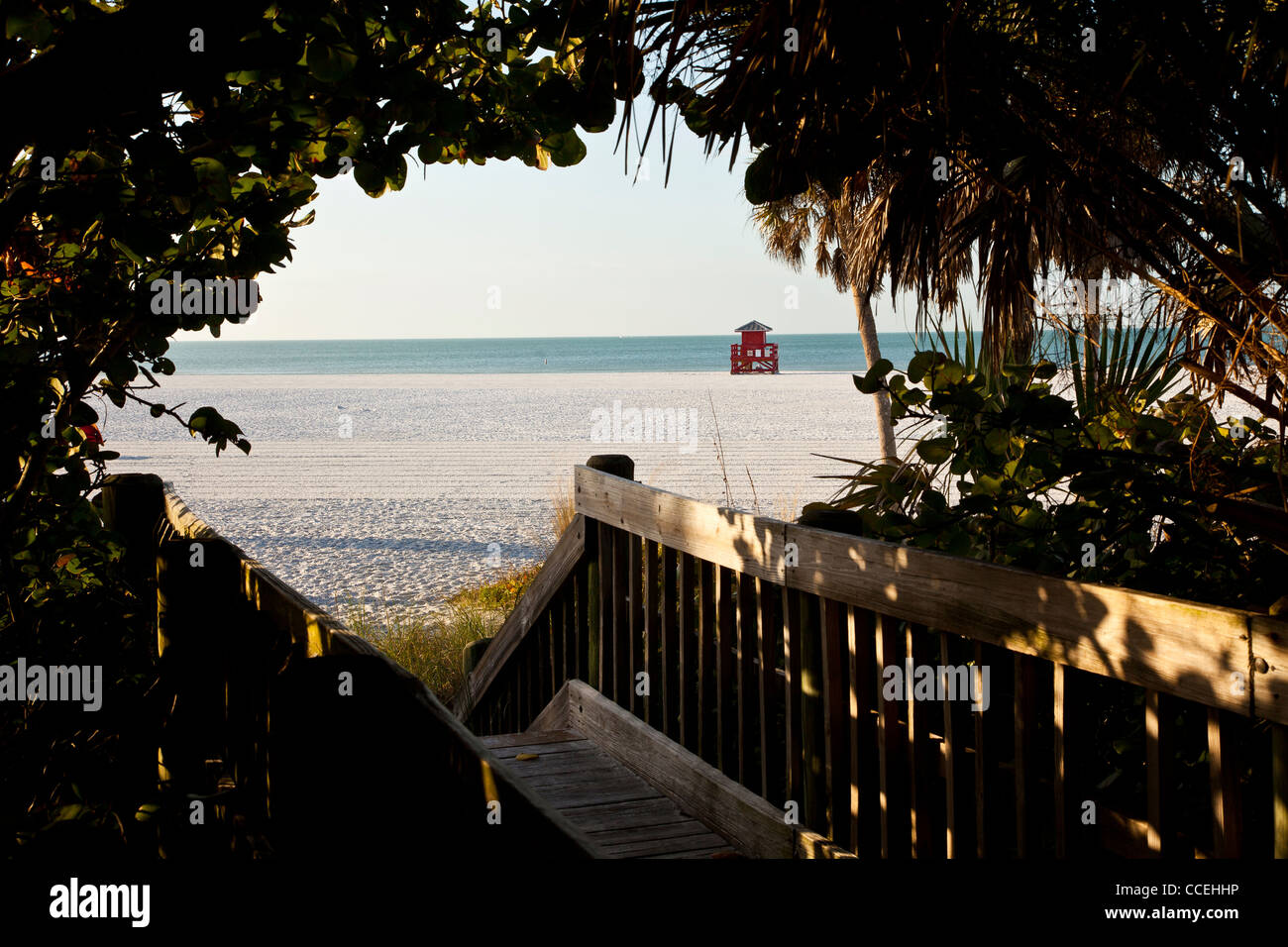 Hidden allée de sable blanc célèbre Siesta Key Beach, Sarasota en Floride Banque D'Images