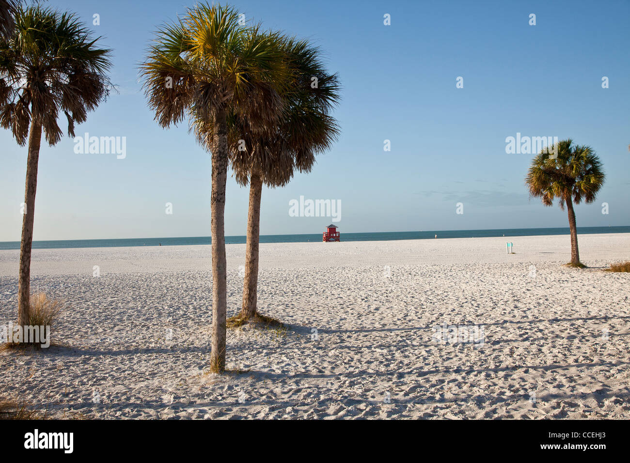 La station de sauvetage rouge sur le sable blanc de poudre célèbre Siesta Key Beach, Sarasota en Floride Banque D'Images