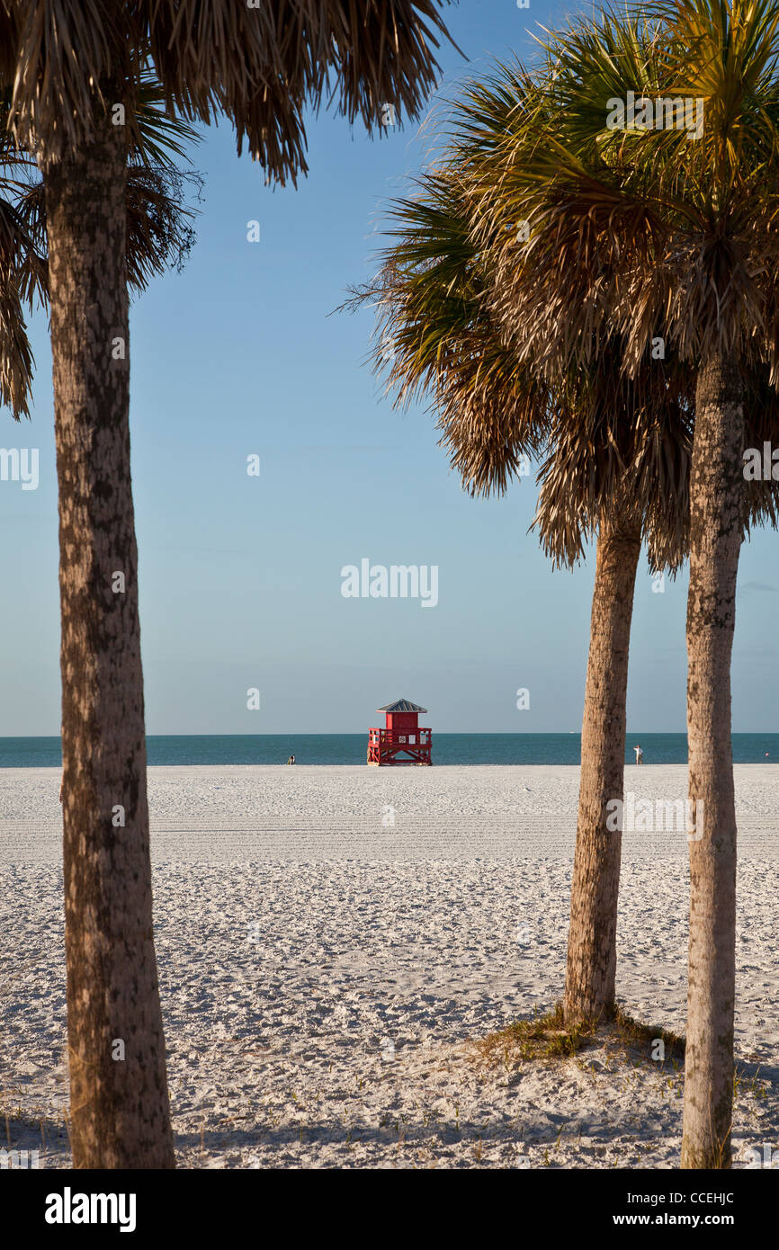 La station de sauvetage rouge sur le sable blanc de poudre célèbre Siesta Key Beach, Sarasota en Floride Banque D'Images
