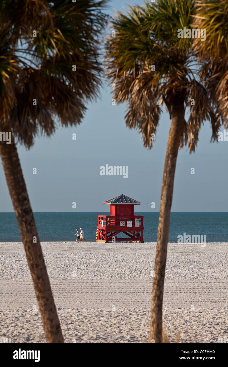 La station de sauvetage rouge sur le sable blanc de poudre célèbre Siesta Key Beach, Sarasota en Floride Banque D'Images