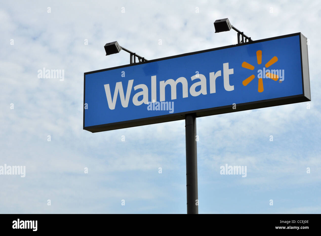 Un grand panneau de Walmart sur le bord de la route en Tyler, Texas, le 21 janvier 2012 Banque D'Images