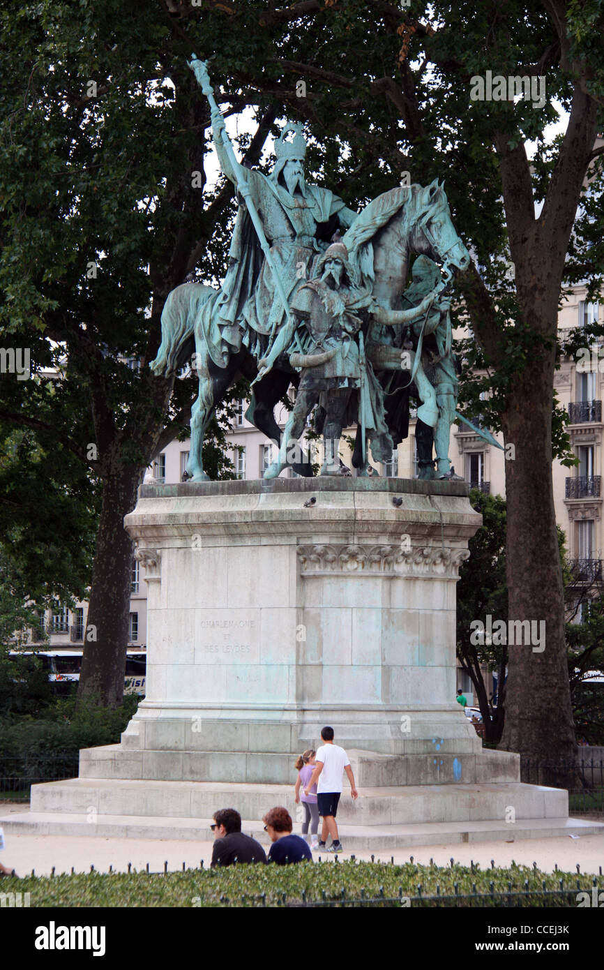 Une statue représentant un cavalier à Paris, France Banque D'Images