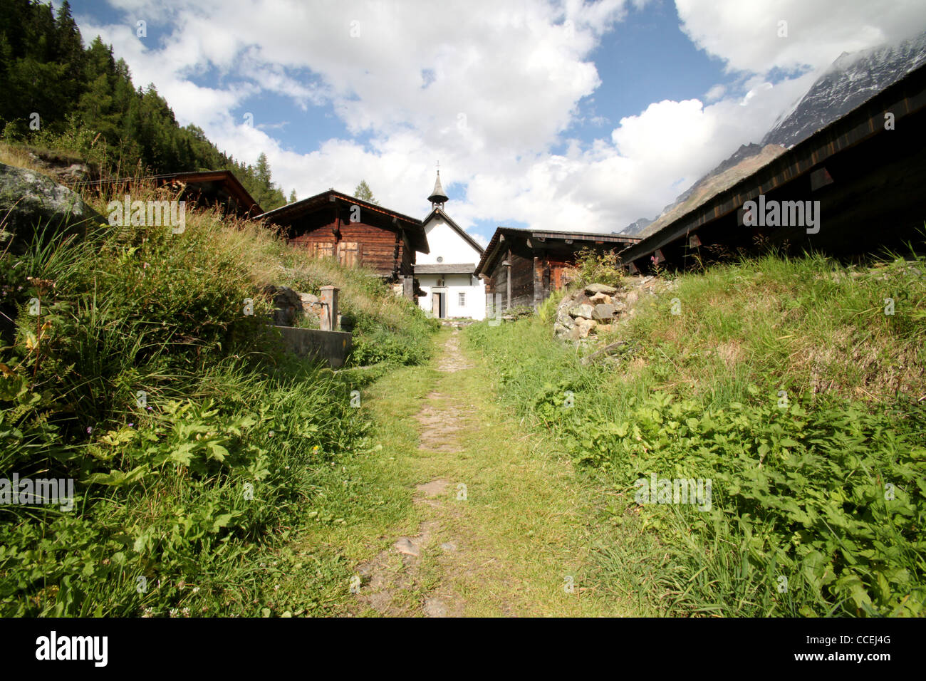Maisons et granges de bois traditionnelle avec l'église dans un petit village de la vallée de Zinal, Valais, Alpes, Suisse, Europe Banque D'Images