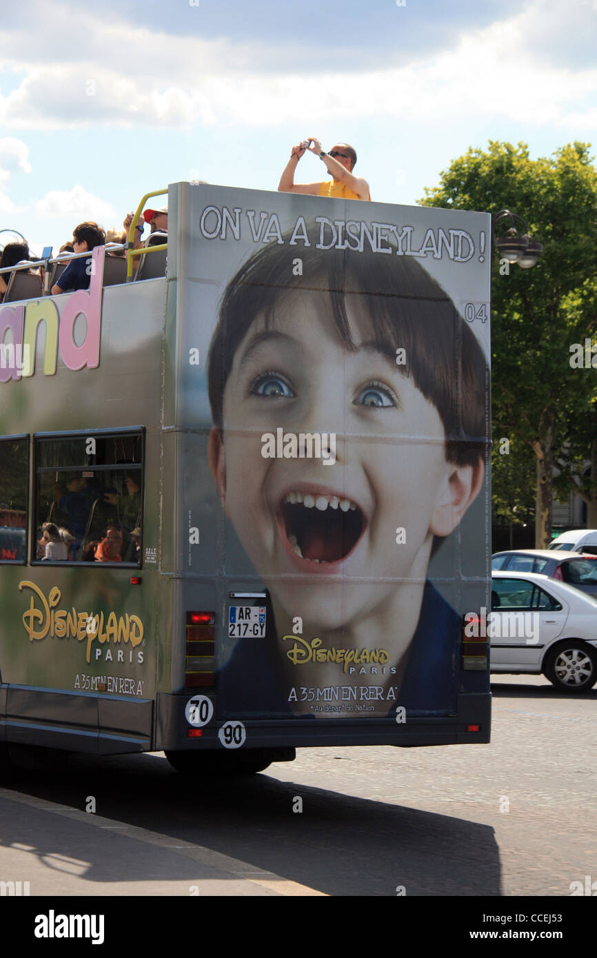 La publicité sur l'arrière d'un autobus autour de Paris Banque D'Images