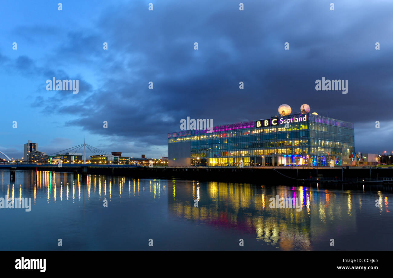 Crépuscule sur la rivière Clyde, Glasgow à la recherche en amont de la construction BBC et la Clyde Arc. Banque D'Images
