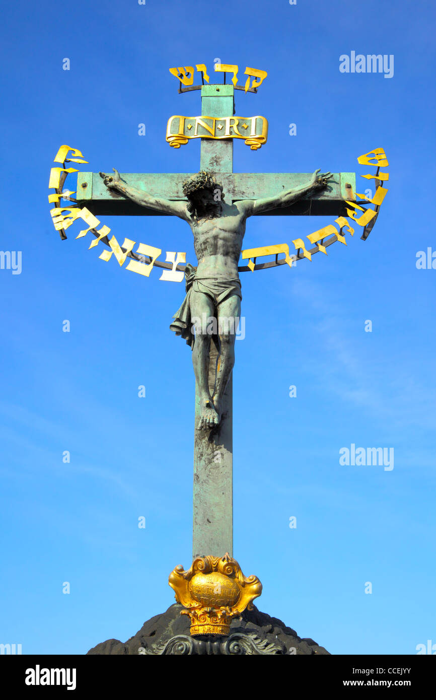 Jésus sur la croix, sur le pont Charles, Prague, République Tchèque Banque D'Images