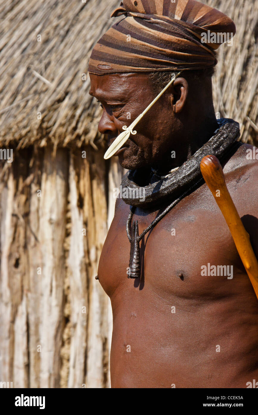 Chef Himba (chef de clan) dans village près d'Opuwo, Namibie Banque D'Images