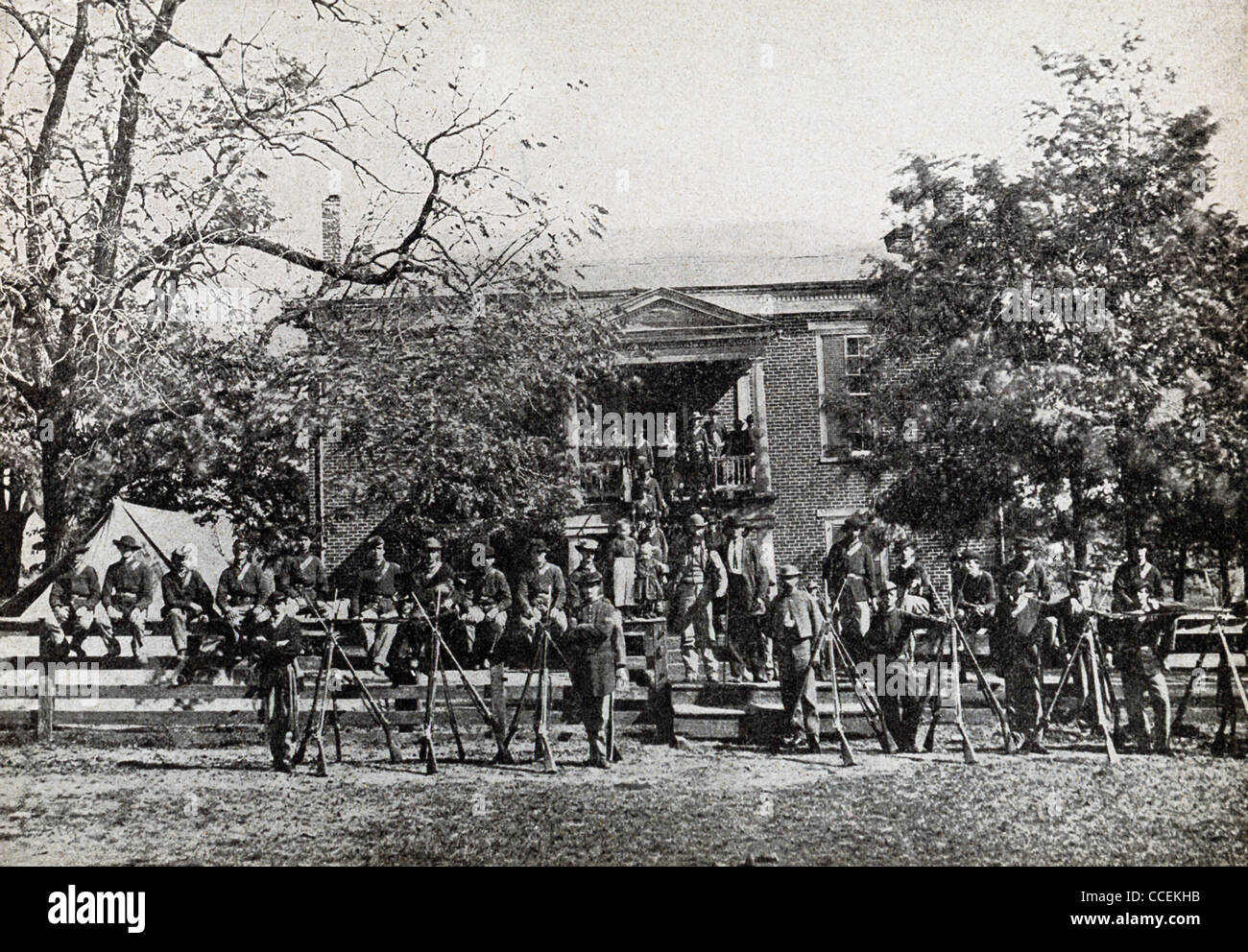 Cette photo, datant d'avril 1865, indique l'Union Fédérale (soldats) en face de l'Appomattox Court House. Banque D'Images