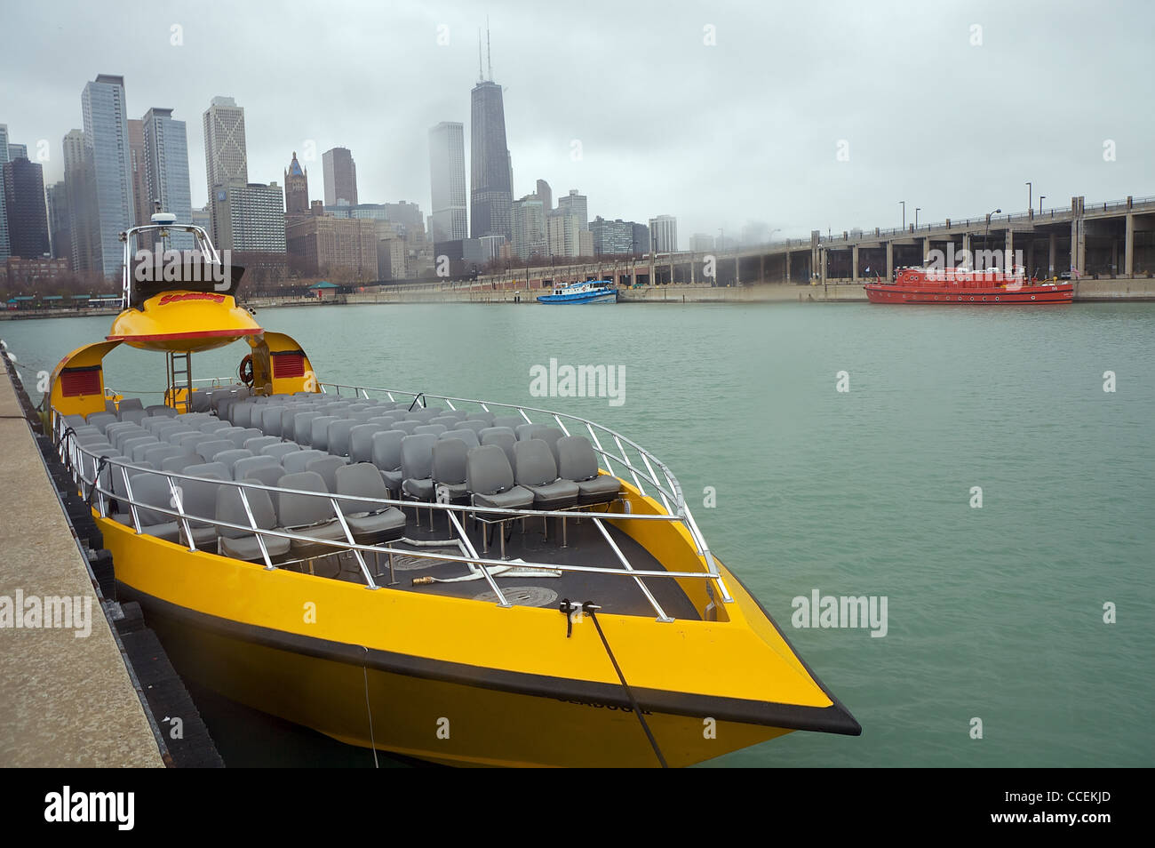 Un bateau au Navy Pier, Chicago skyline en arrière-plan. Chicago, Illinois, United States Banque D'Images