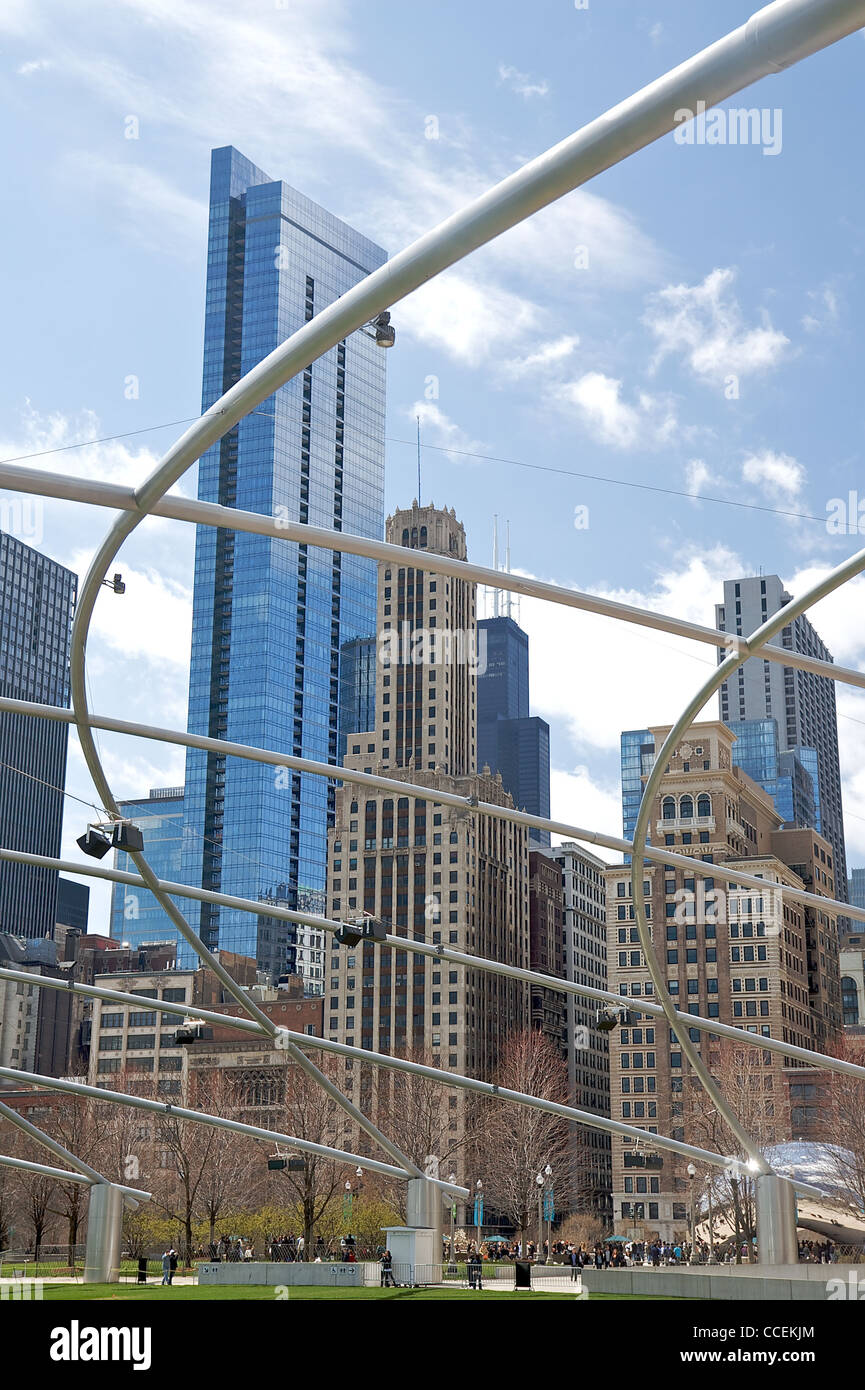 À la gratte-ciel au de sous le toit de l' 'Pavillon Pritzker, dans le Millennium Park de Chicago. Banque D'Images