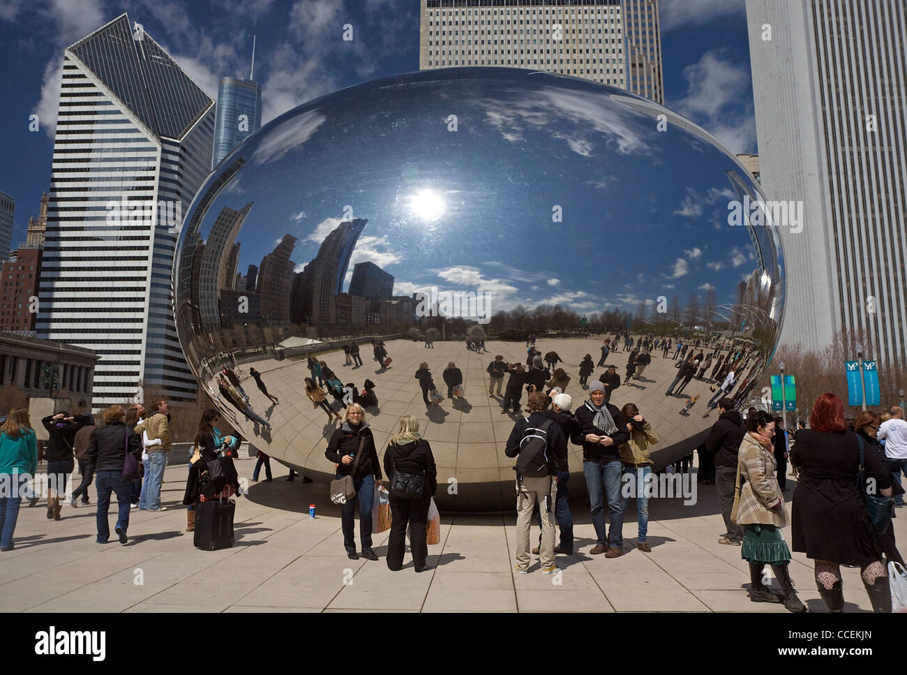 Les gens se rassemblent autour de Chicago's 'Cloud Gate' sculpture, aussi connu sous le nom de "Bean" Banque D'Images