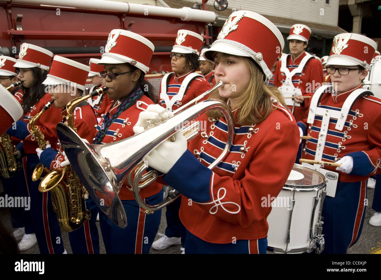 2012 Three Kings Day Parade, Brooklyn, New York. Junior High school Marching Band dans la parade. Banque D'Images