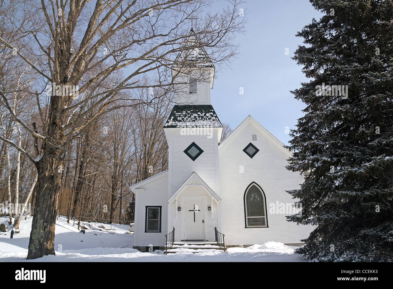 Une vue d'hiver d'une église dans une petite communauté de la Nouvelle Angleterre Banque D'Images