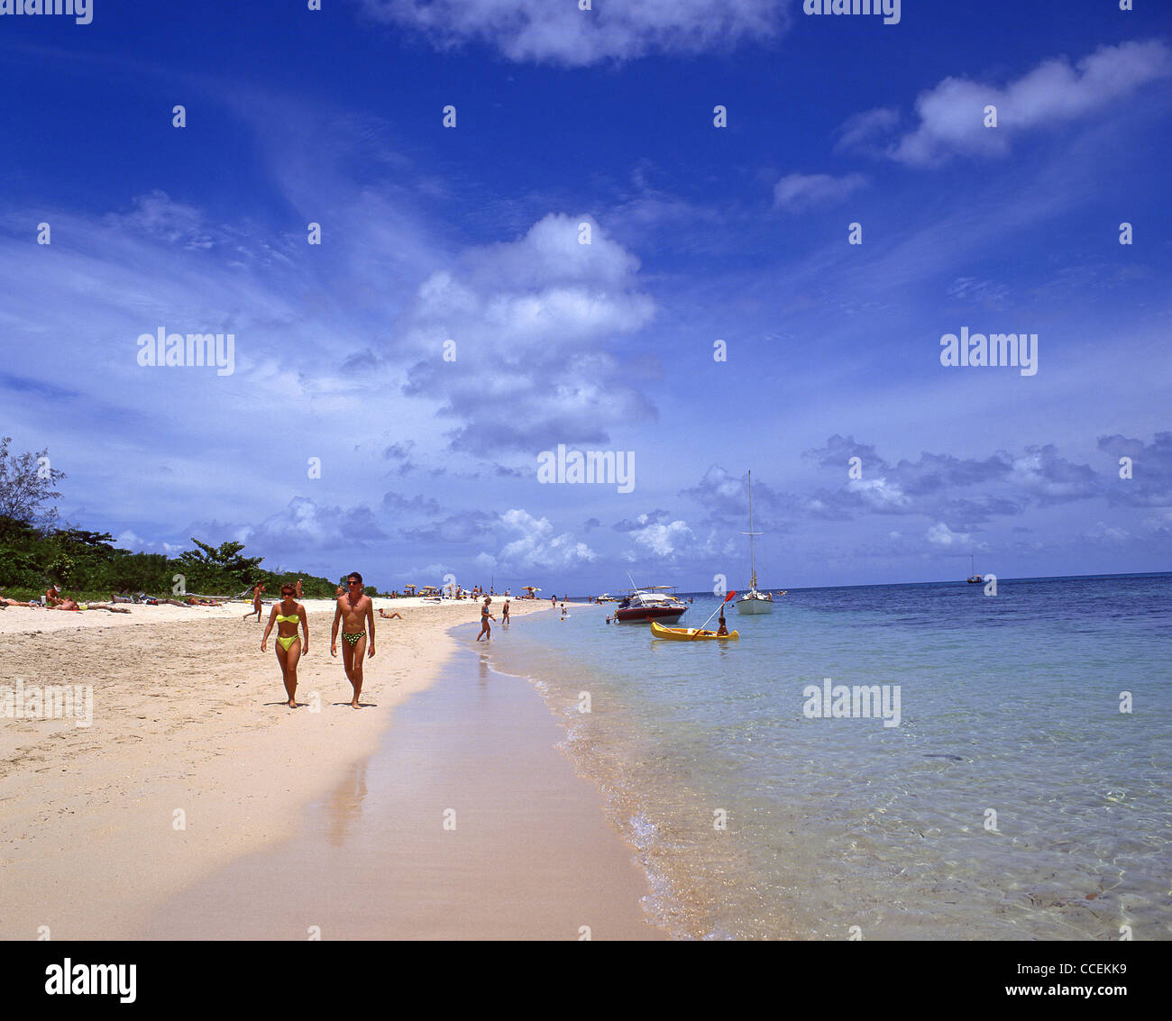 Couple marchant sur Coral Cay Reinfern Beach, Green Island, Great Barrier Reef Marine Park, Queensland, Australie Banque D'Images