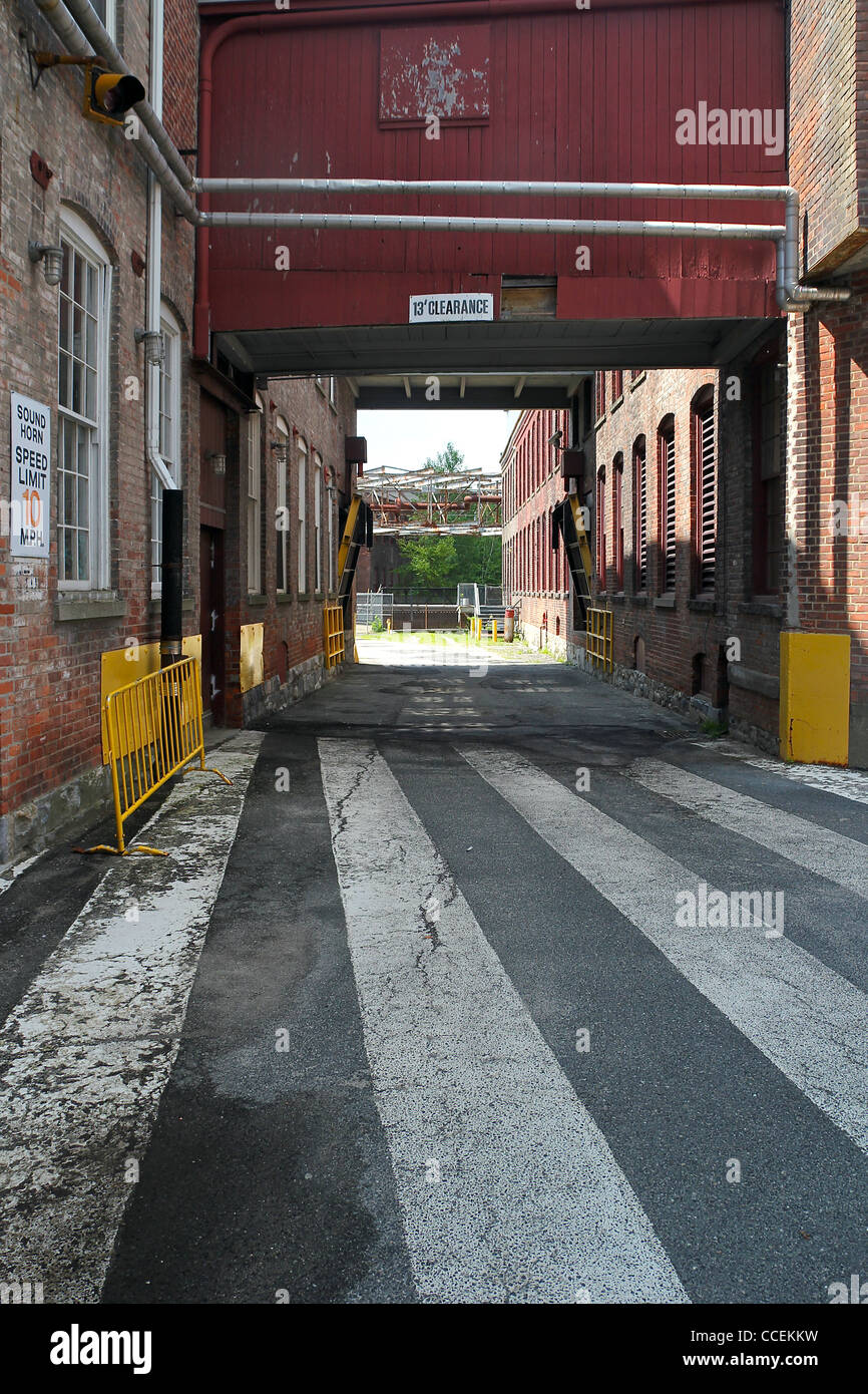 Passage entre l'ancienne usine Bâtiments logement maintenant Mass MoCA, le Massachusetts) Musée d'art contemporain. Banque D'Images