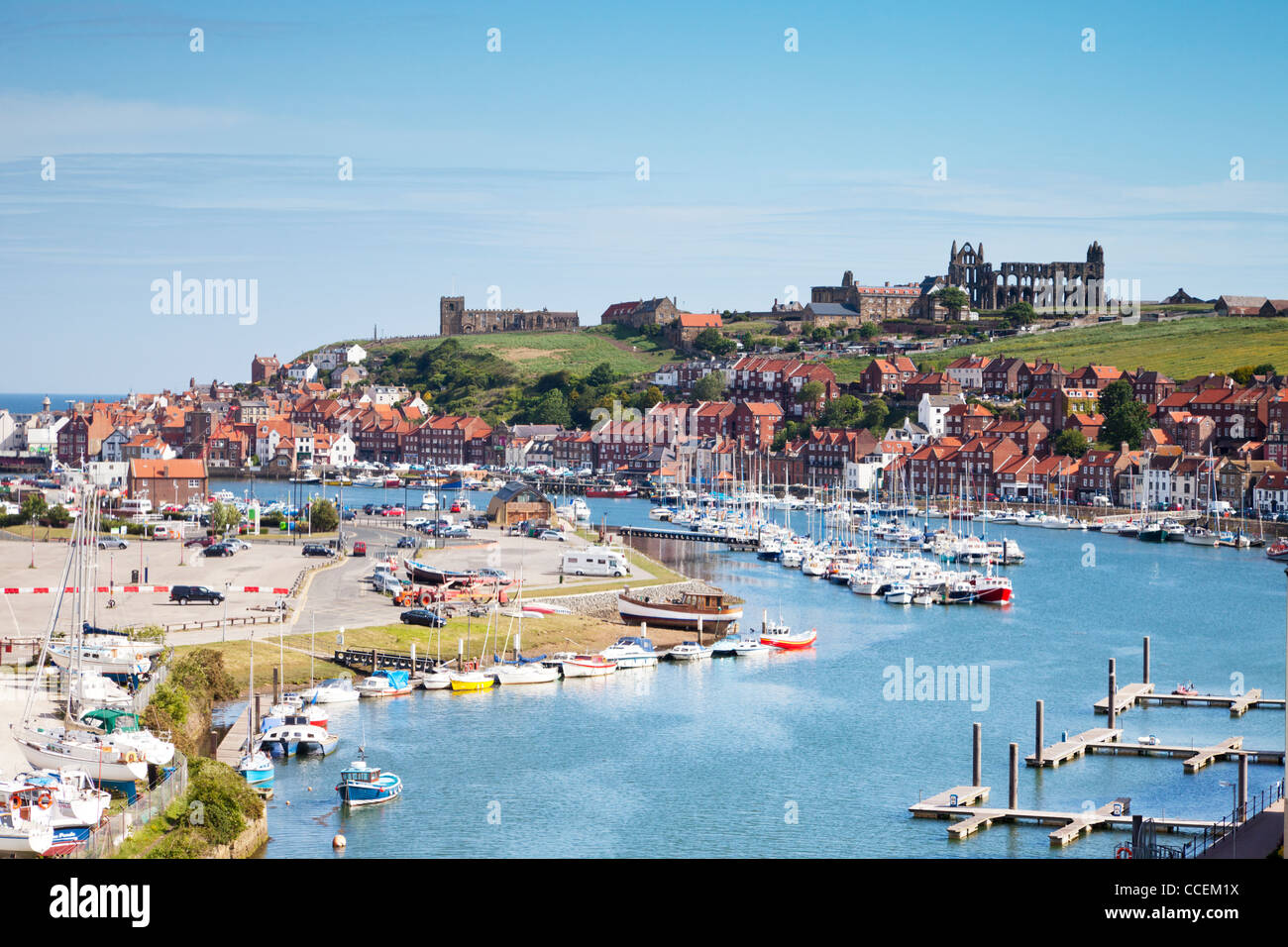 Le Yorkshire du Nord ville balnéaire de Whiby, avec son abbaye sur la pointe, la rivière Esk, et maisons regroupées autour de la harbou Banque D'Images