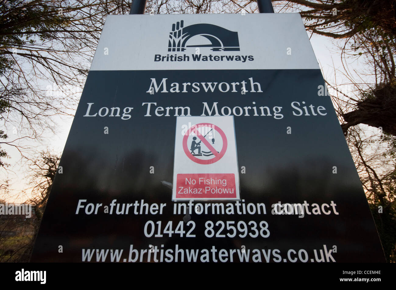 'Bi-lingue aucune pêche n' en polonais et en anglais, Grand Union Canal, Marsworth, UK Banque D'Images