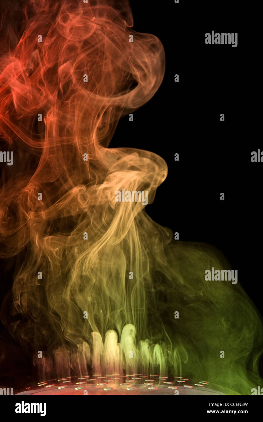 Abstract photo montrant certains flottant fumée colorée à travers un bon nombre de trous Banque D'Images