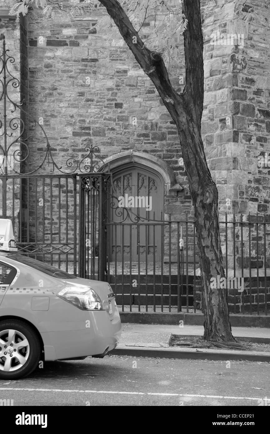 Yellow Cab est un parking en face d'un bâtiment historique en noir et blanc Banque D'Images
