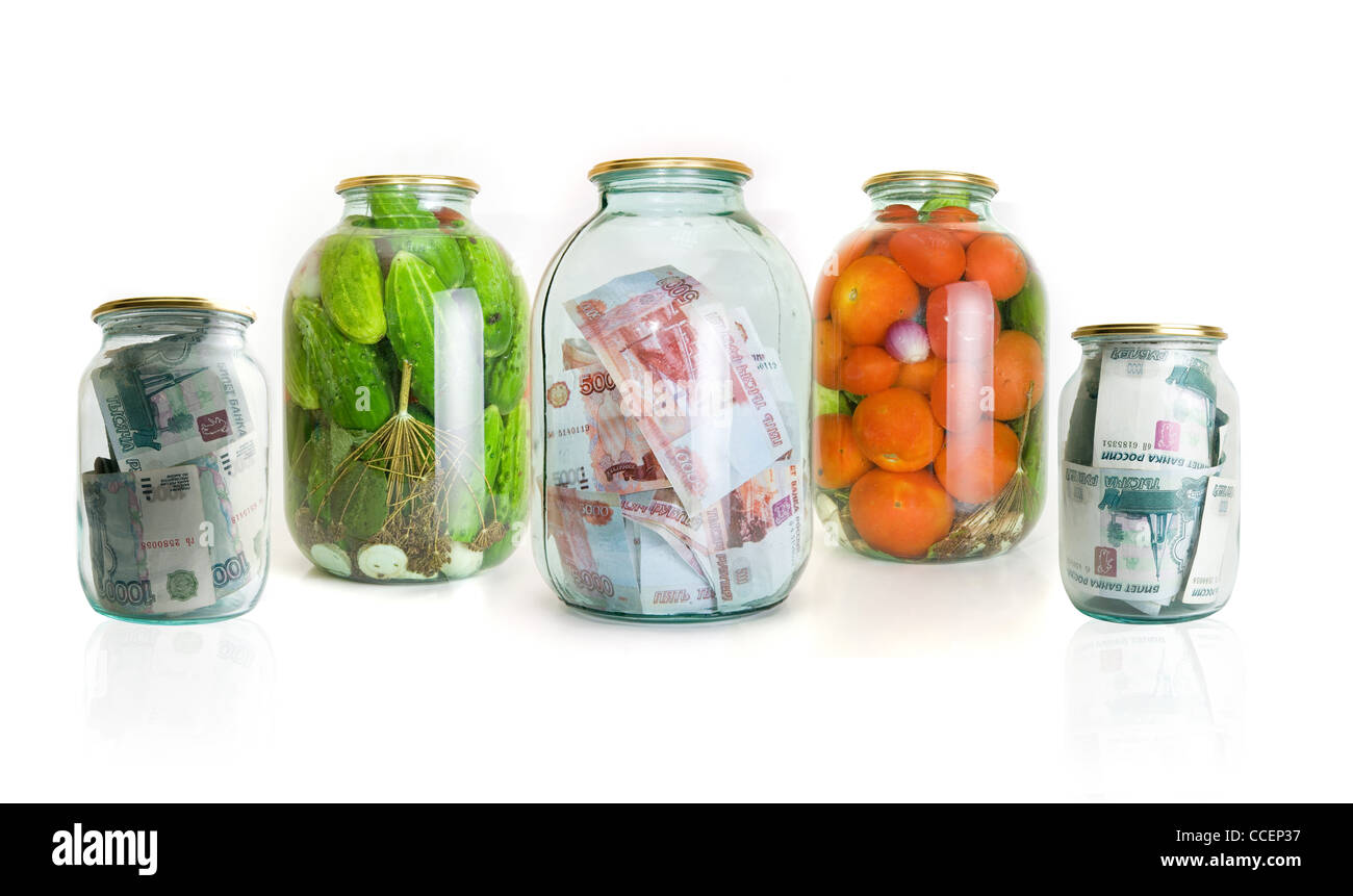 Les bocaux en verre avec tomates et concombres de l'argent sur un fond blanc Banque D'Images Les bocaux en verre avec tomates et concombres de l'argent sur un fond blanc Banque D'Images