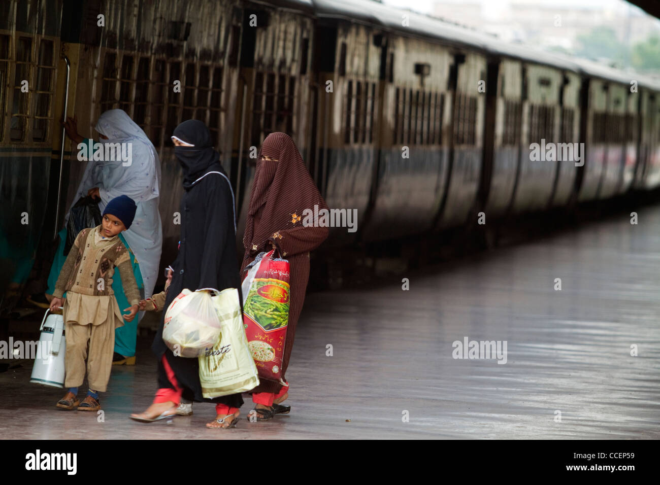 Les personnes à la gare de Peshawar au Pakistan Banque D'Images