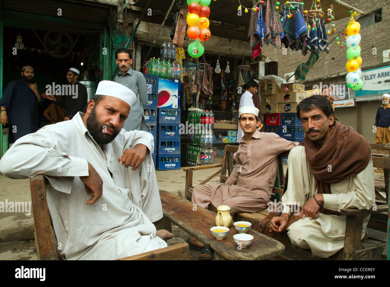 Les hommes au café de la rue Peshawar Pakistan Banque D'Images