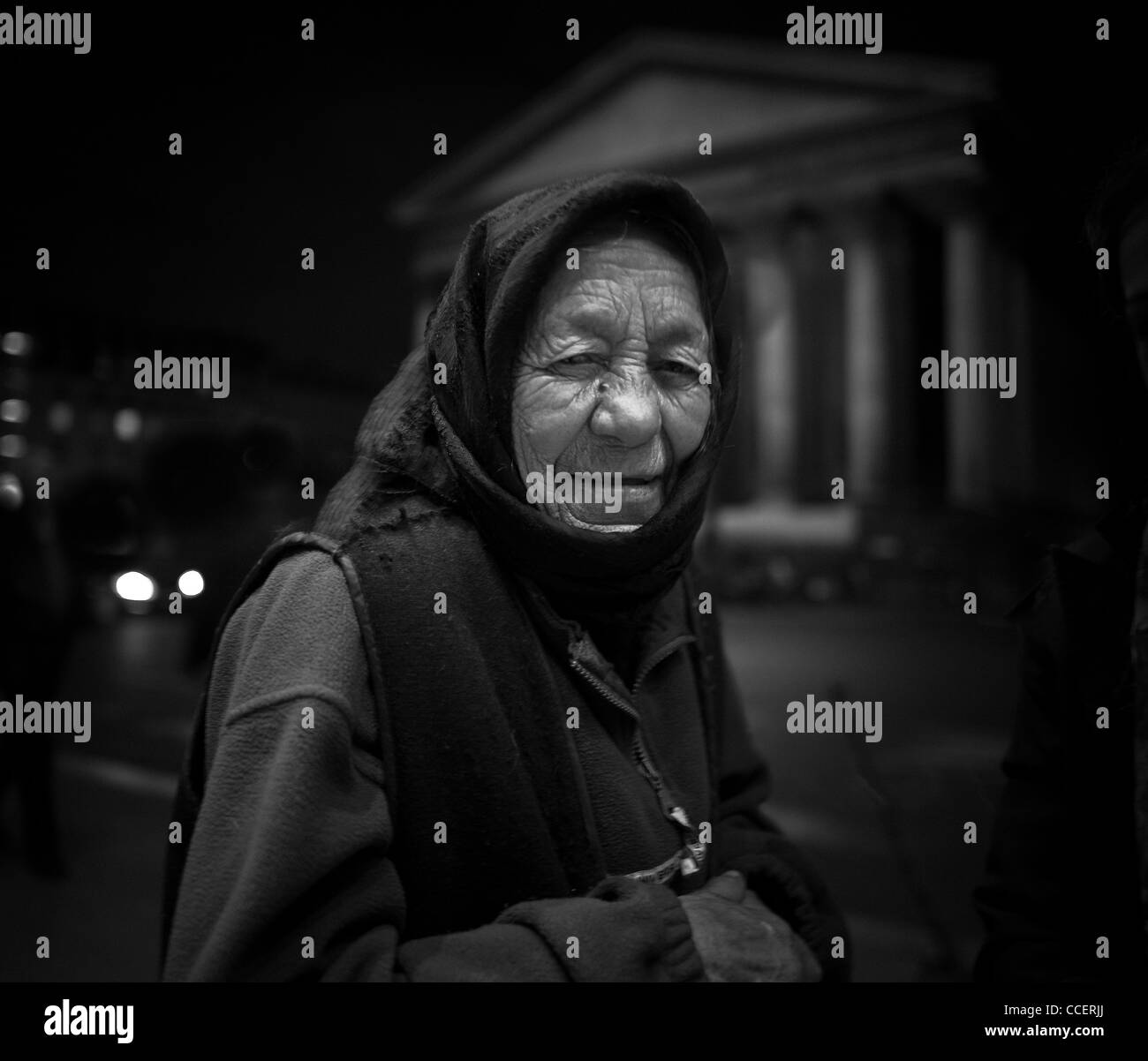 Les monuments des sans-abri., Portrait de Stephana roms qui dort dans une embrasure de place de la madeleine. Banque D'Images