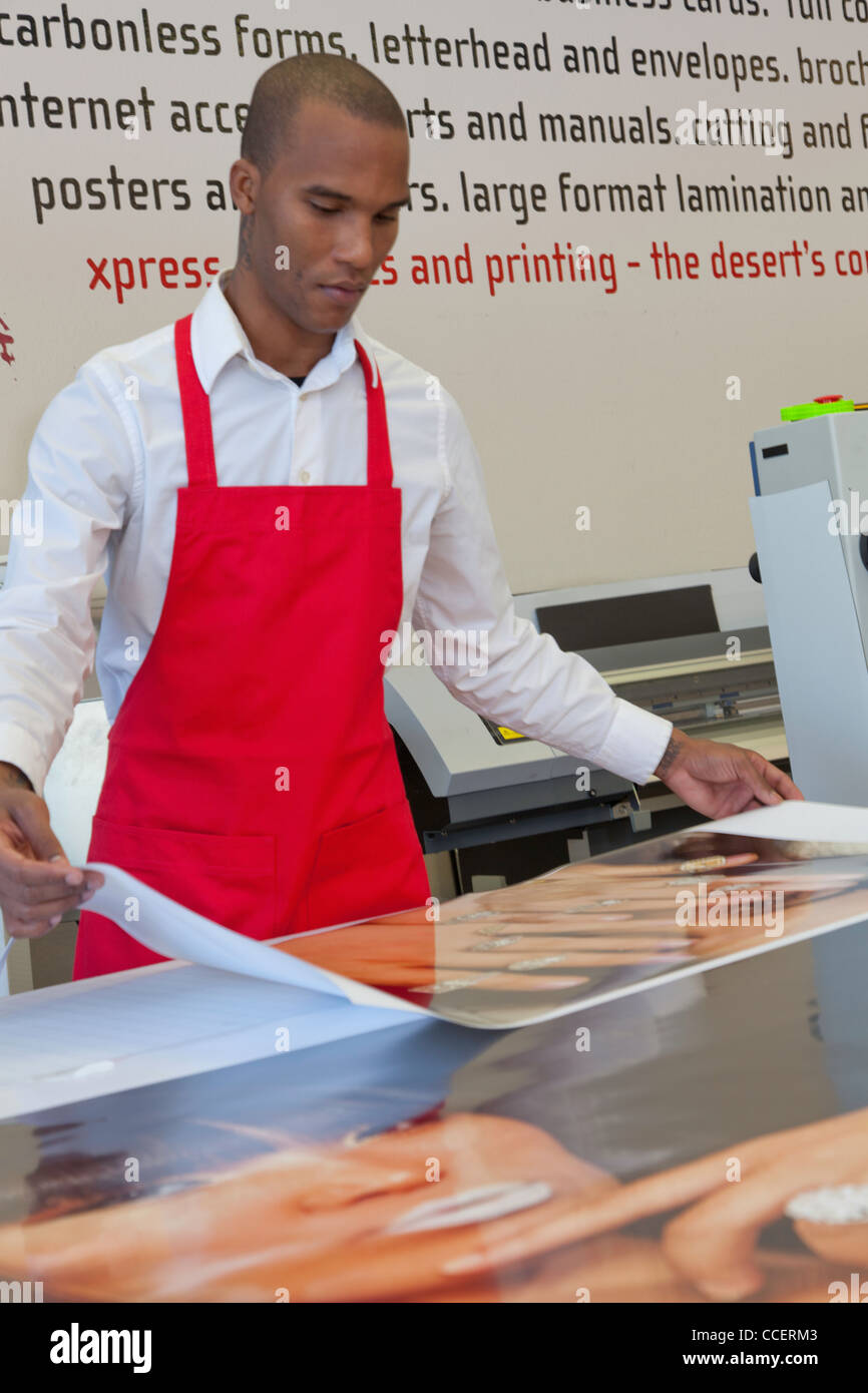 Les travailleurs manuels, travaillant dans la presse à imprimer Banque D'Images