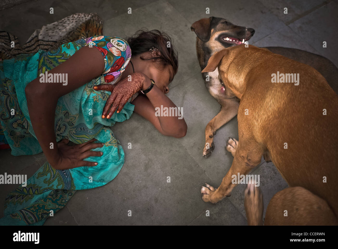 Les enfants des rues de Bombay, dormir dehors. Banque D'Images