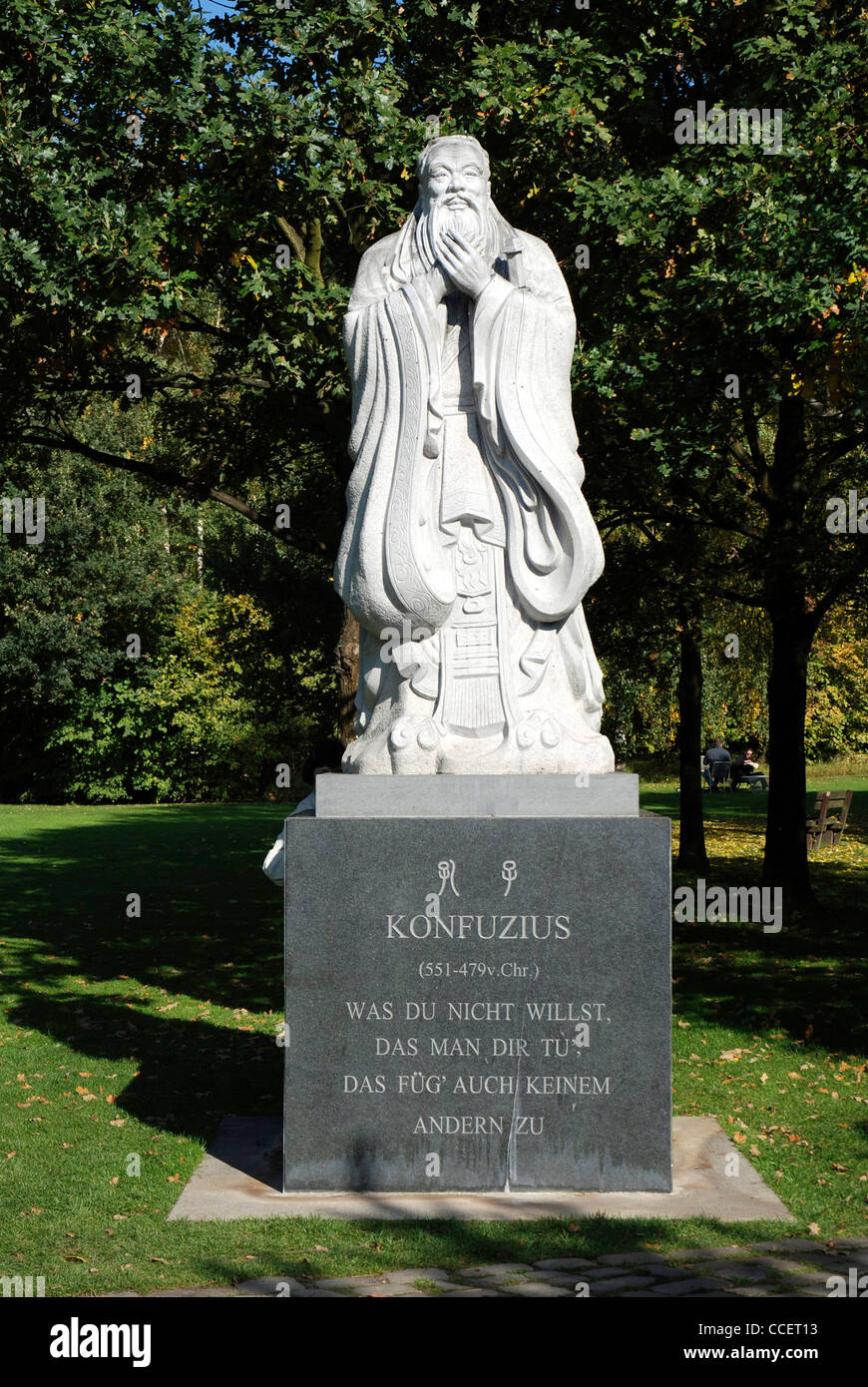 Statue de Confucius dans le jardin chinois dans les jardins du monde à Berlin. Banque D'Images