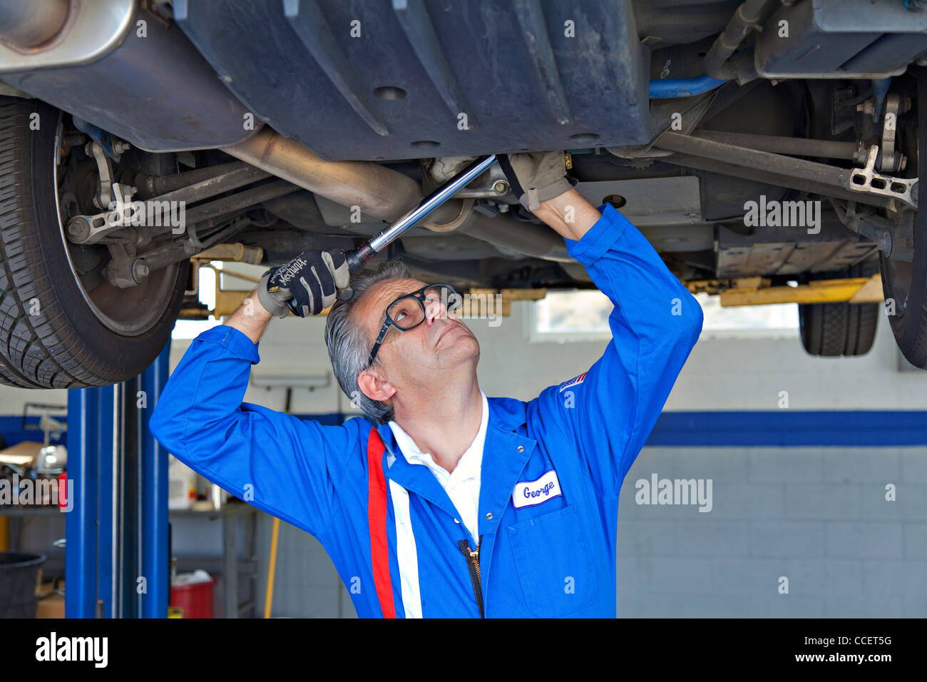 Mechanic repairing la voiture avec une clé anglaise Banque D'Images